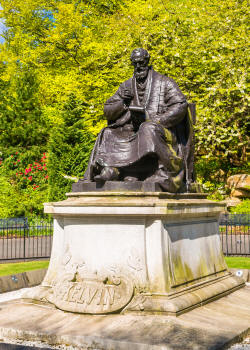 William Thomson, 1st Baron Kelvin of Largs bronze monument